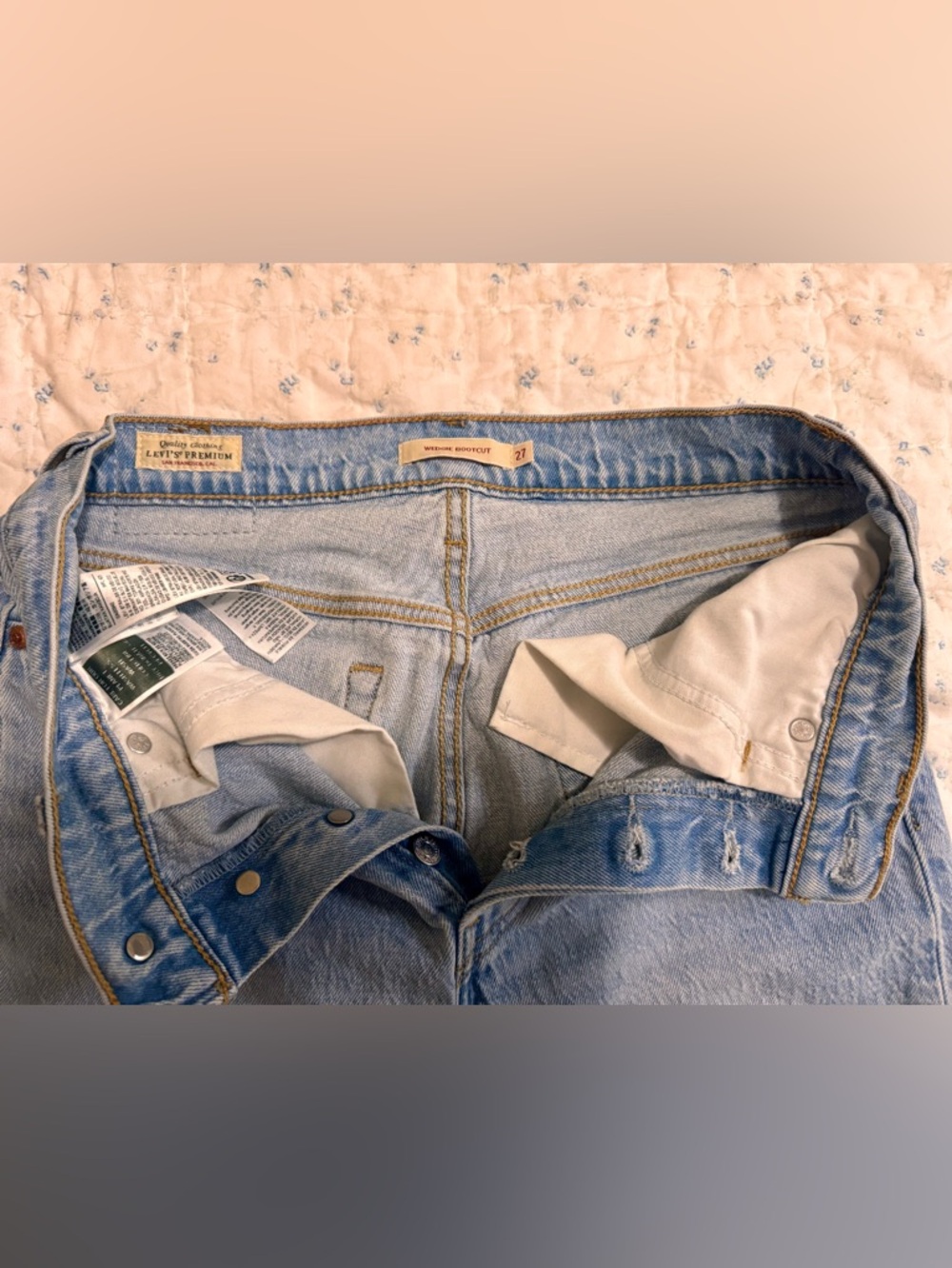 LEVI's Wedgie Bootcut Jean 27 LIKE NEW - Picture 13 of 13